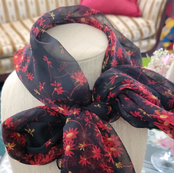 Vintage black with flower scarf. Very large. Versatile. - Picture 5 of 10
